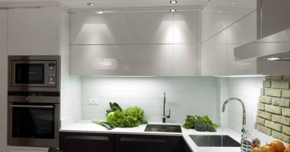 angolo lavelli della cucina con verdure sul piano di lavoro e forni